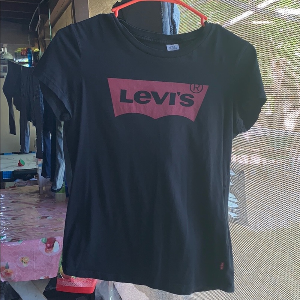 Black levi’s shirt